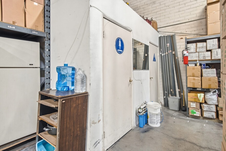 More Photos Of 140 W 21st St, Los Angeles Warehouse For Sale