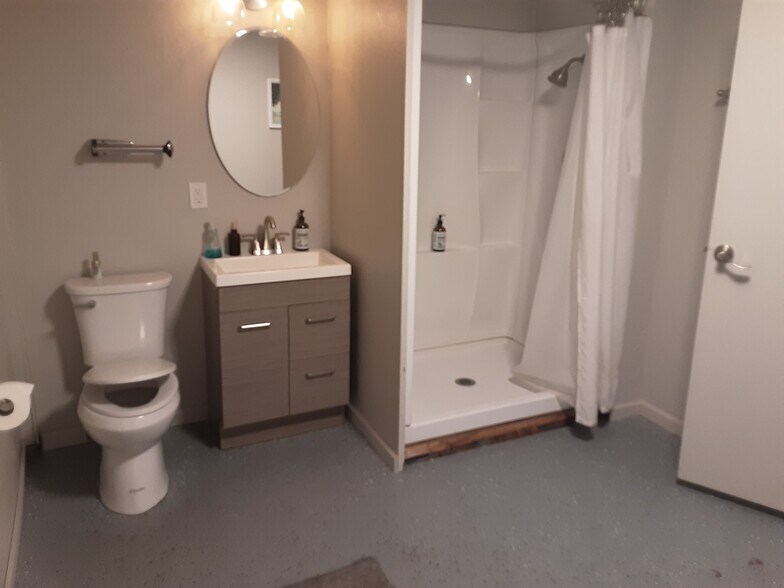 More Photos Of 3415-1/2 N Huetter Rd, Coeur d'Alene Manufacturing For Lease