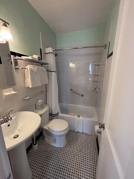 More Photos Of 342 3rd Ave N, Saint Petersburg Hotel For Sale