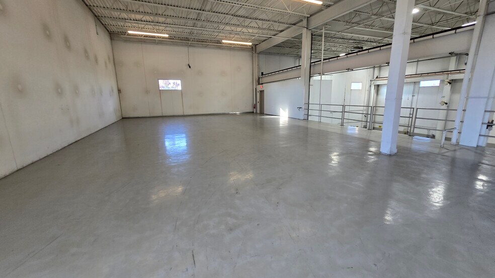 More Photos Of 900 Muirfield Dr, Hanover Park Warehouse For Lease
