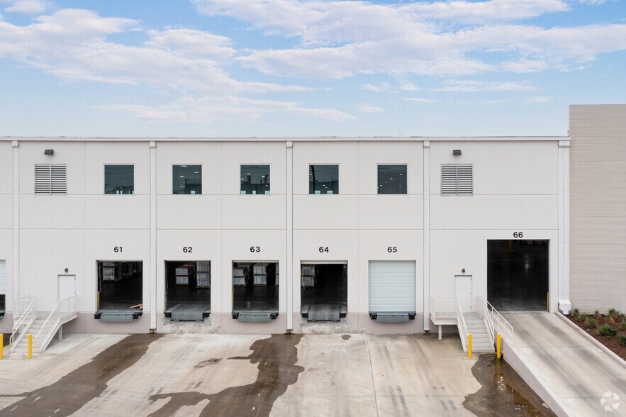 More Photos Of 10611 Red Bluff Rd, Pasadena Distribution For Lease