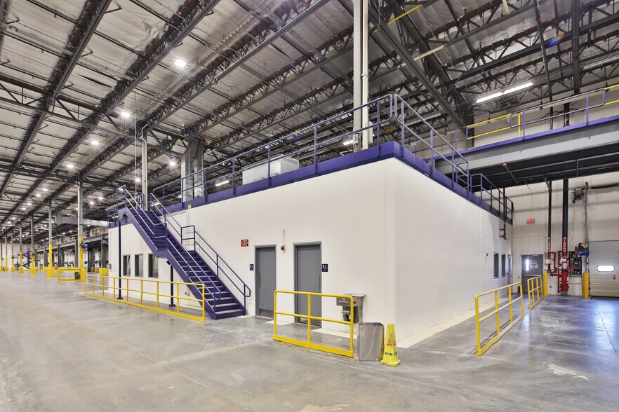 More Photos Of 2801 W Avenue H, Lancaster Distribution For Lease