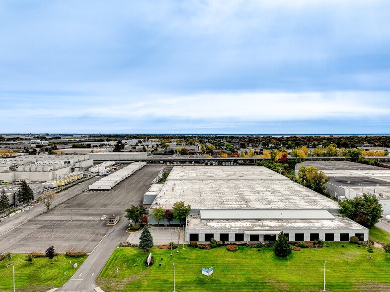 More Photos Of 3000 Aut Transcanadienne, Pointe-claire Distribution For Lease