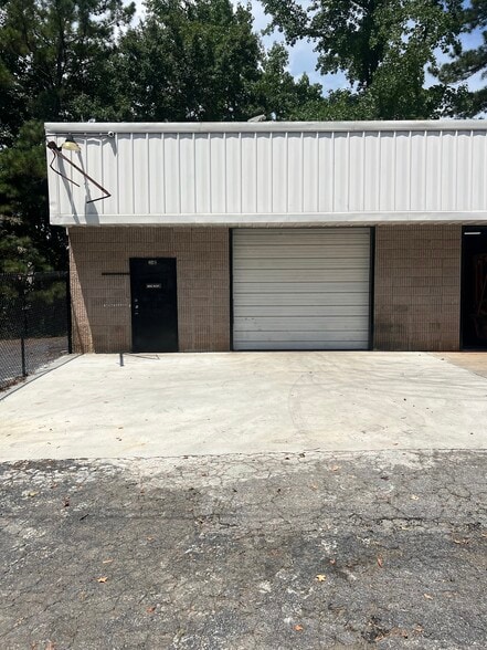 Primary Photo Of 314 Glynn St N, Fayetteville Service For Lease