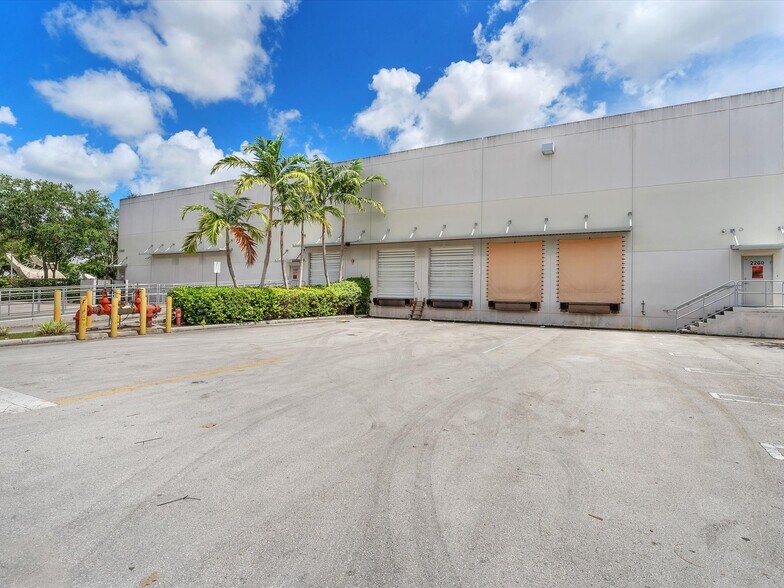 More Photos Of 2260 NW 114th Ave, Doral Warehouse For Lease