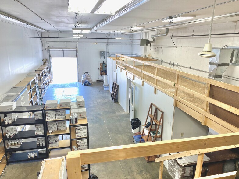 More Photos Of 7207 Chagrin Rd, Chagrin Falls Showroom For Sale