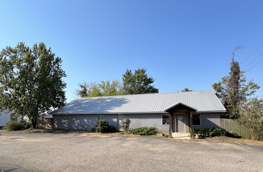 Primary Photo Of 1600 Greensboro Ave, Tuscaloosa Veterinarian Kennel For Sale