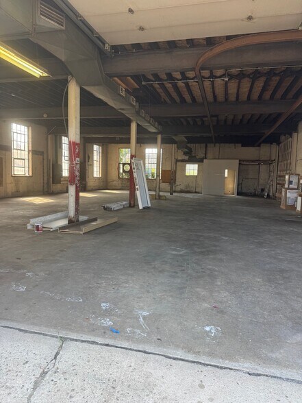 More Photos Of 5 Van Tassell Ct, Norwalk Warehouse For Lease
