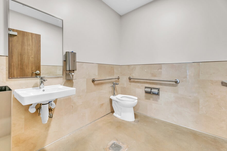 More Photos Of 1100 Lakeside Parkway, Flower Mound Showroom For Lease