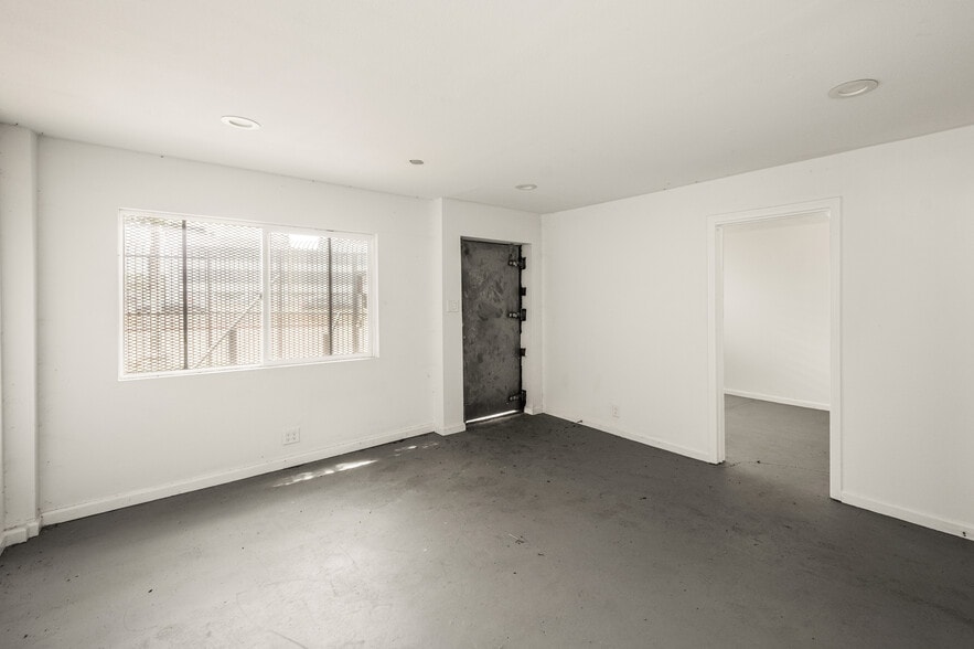 More Photos Of 4901 Telegraph Rd, East Los Angeles Flex For Sale