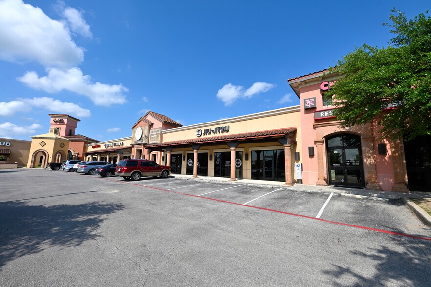 More Photos Of 16535 Huebner Rd, San Antonio Storefront For Lease