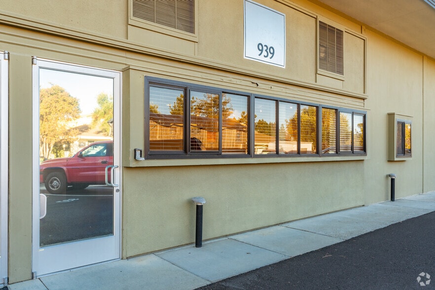 More Photos Of 937-945 Industrial Ave, Palo Alto Research And Development For Lease