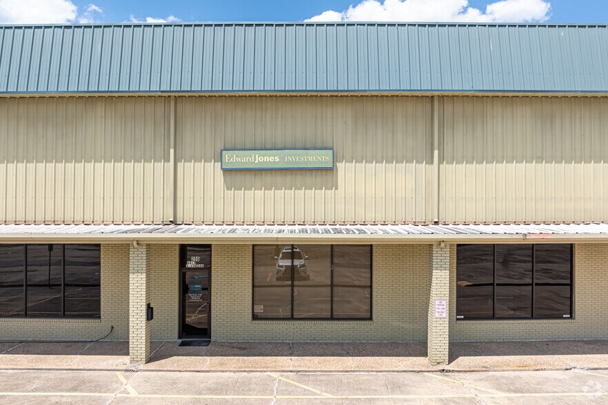More Photos Of 6413 Johnston St, Lafayette Storefront For Lease