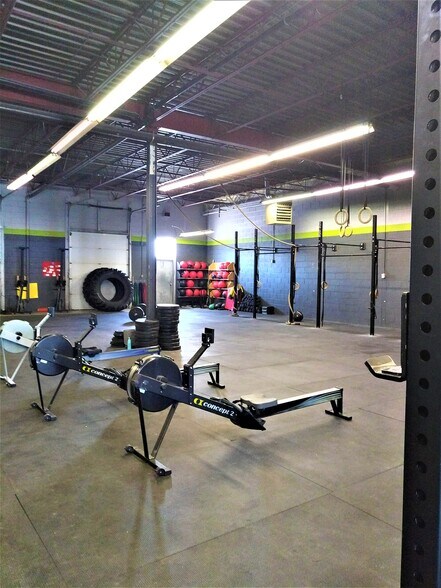 More Photos Of 1380 Hopkins St, Whitby Showroom For Lease