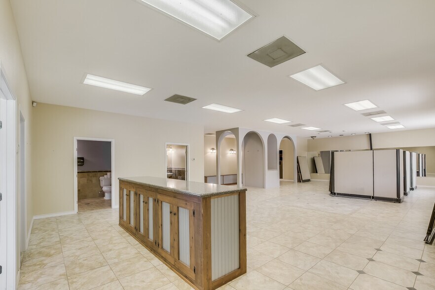 More Photos Of 3500 Lohmans Ford Rd, Lago Vista Warehouse For Sale