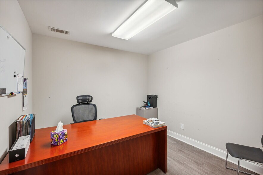 More Photos Of 4228 Main St, Oakwood Showroom For Lease