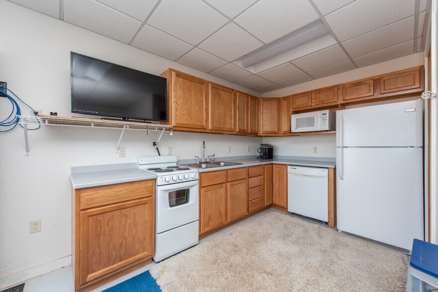 More Photos Of 13603 38th St SW, Belfield Flex For Lease