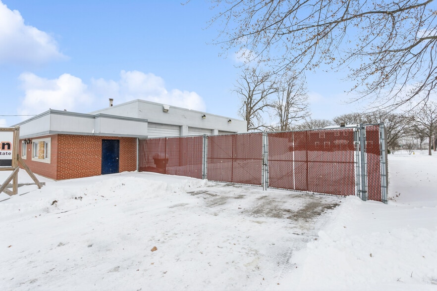More Photos Of 1010 N Ashland Ave, Green Bay Flex For Sale