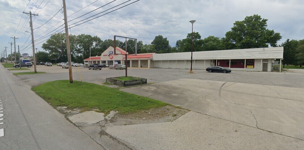 More Photos Of 804 E North Ave, Flora Freestanding For Sale