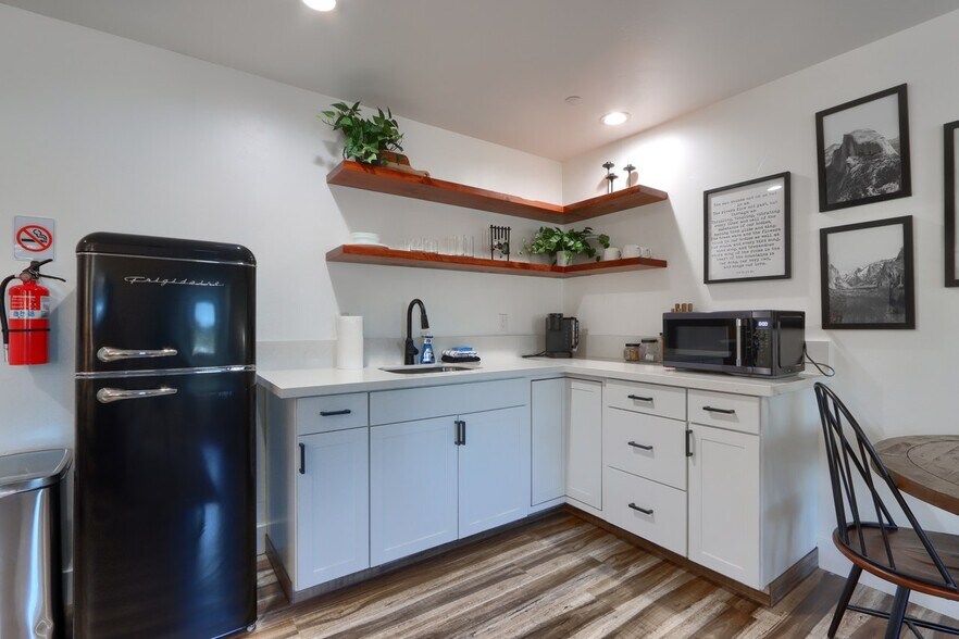 More Photos Of 49271 Golden Oak Loop, Oakhurst Hotel For Lease
