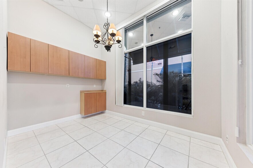 More Photos Of 826 N Dixie Hwy, Lantana Apartments For Sale