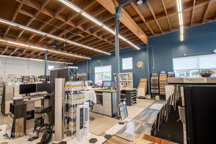 More Photos Of 798 NW 5th St, Redmond Storefront For Sale