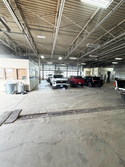 More Photos Of 1385 E Chicago St, Elgin Auto Repair For Lease