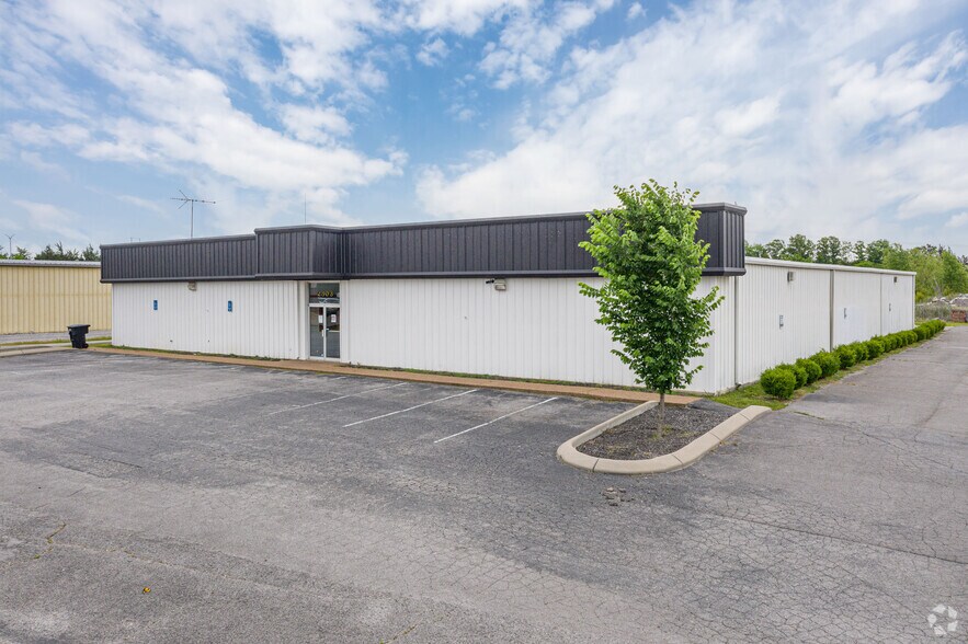 More Photos Of 2303 S Church St, Murfreesboro Freestanding For Lease