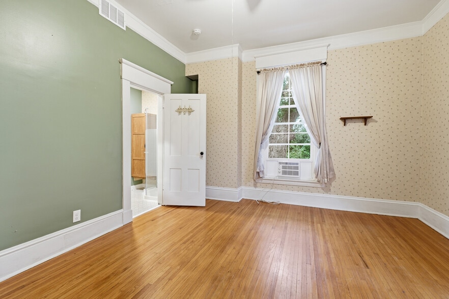 More Photos Of 2200 W Memorial Dr, Janesville Hospitality For Sale