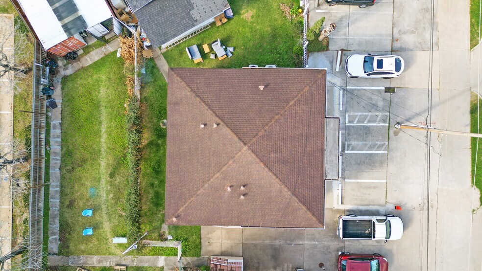 More Photos Of 5804 Newcastle St, Bellaire Office For Lease