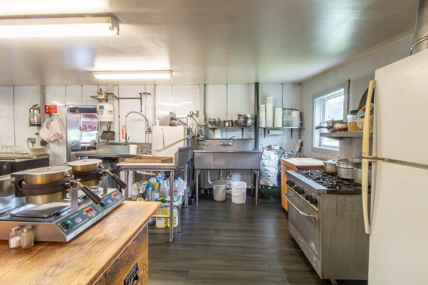 More Photos Of 585 US Route 5, Coventry Specialty For Sale
