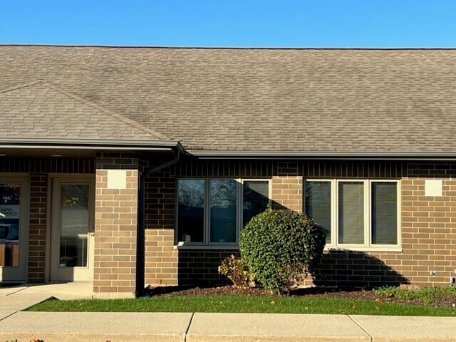 More Photos Of 755 McArdle Dr, Crystal Lake Office For Sale
