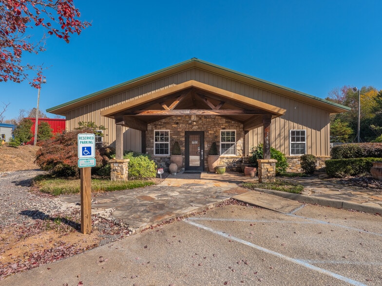 More Photos Of 1443 S Batesville Rd, Greer Showroom For Lease