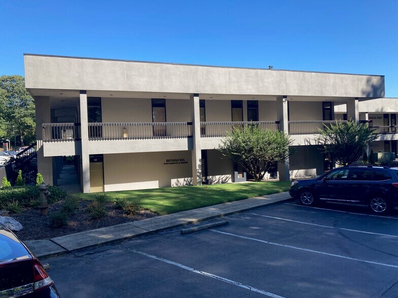 More Photos Of 5825 Glenridge Dr NE, Sandy Springs Unknown For Lease