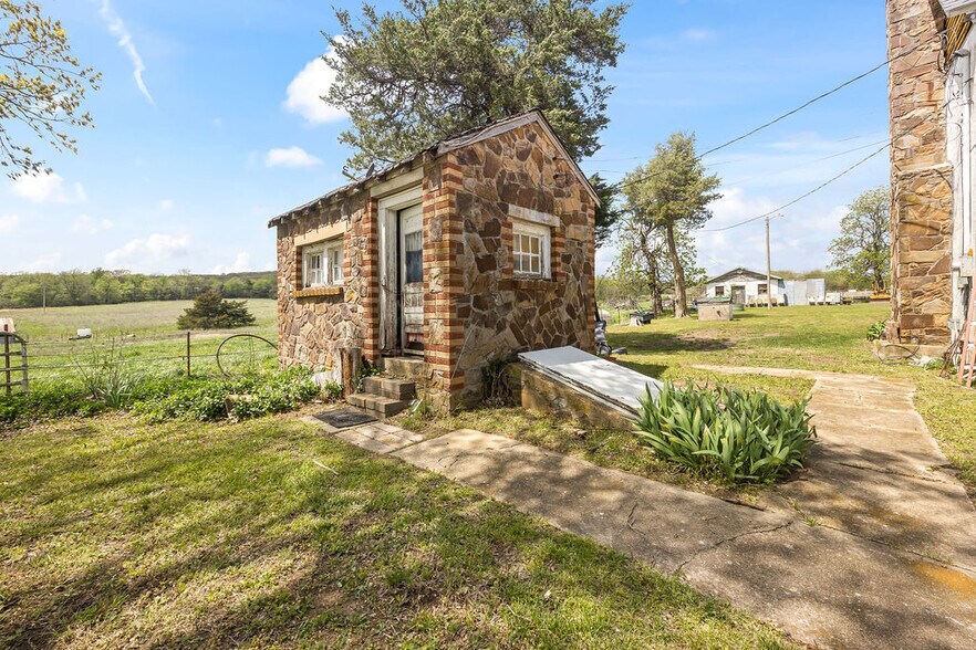 More Photos Of 10535 N Highway 59, Summers Land For Sale