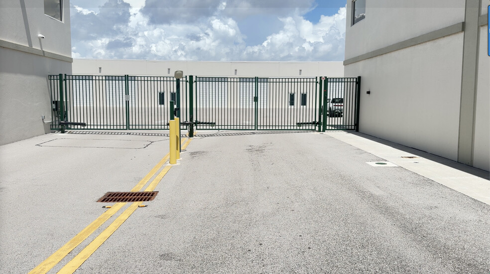 More Photos Of 4317 SW 9th Ave, Cape Coral Self Storage For Sale