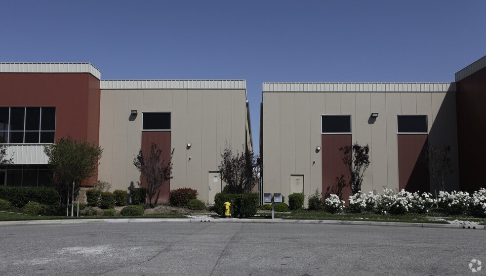 More Photos Of 2733 S Vista Ave, Rialto Warehouse For Lease