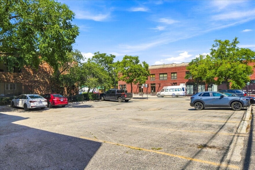 More Photos Of 3303 S Halsted St, Chicago Medical For Lease