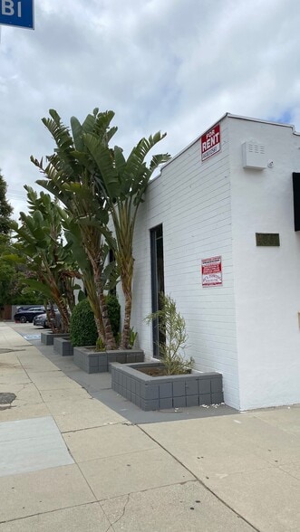 More Photos Of 4901 Dumetz Rd, Woodland Hills Storefront For Lease