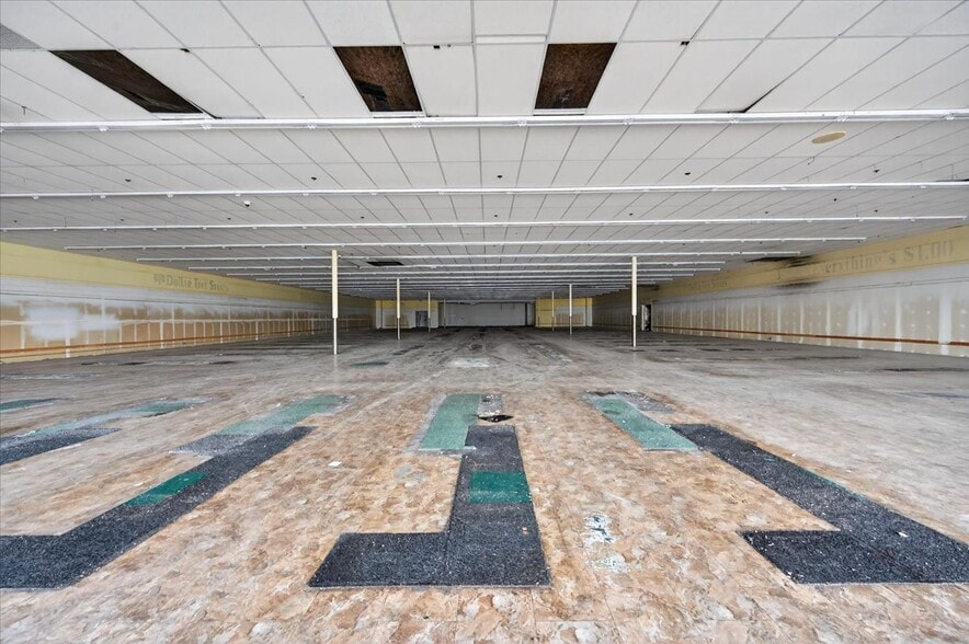 More Photos Of 3730-3780 N Blackstone Ave, Fresno Unknown For Lease