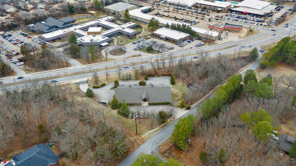 More Photos Of 4220 N Crossover Rd, Fayetteville Medical For Lease