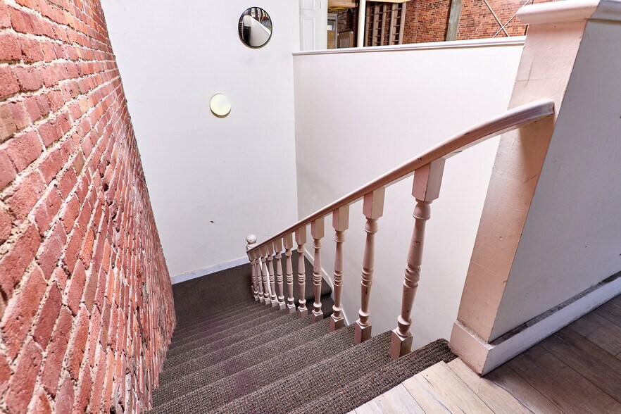 More Photos Of 910 2nd St, Sacramento Bar For Sale