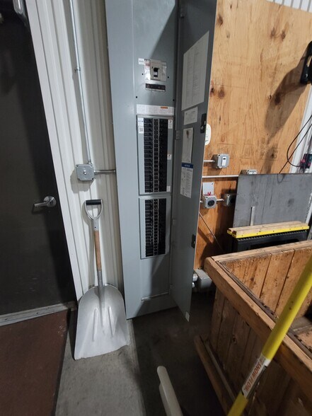 More Photos Of 3131 Halvor Ln, Superior Light Distribution For Lease