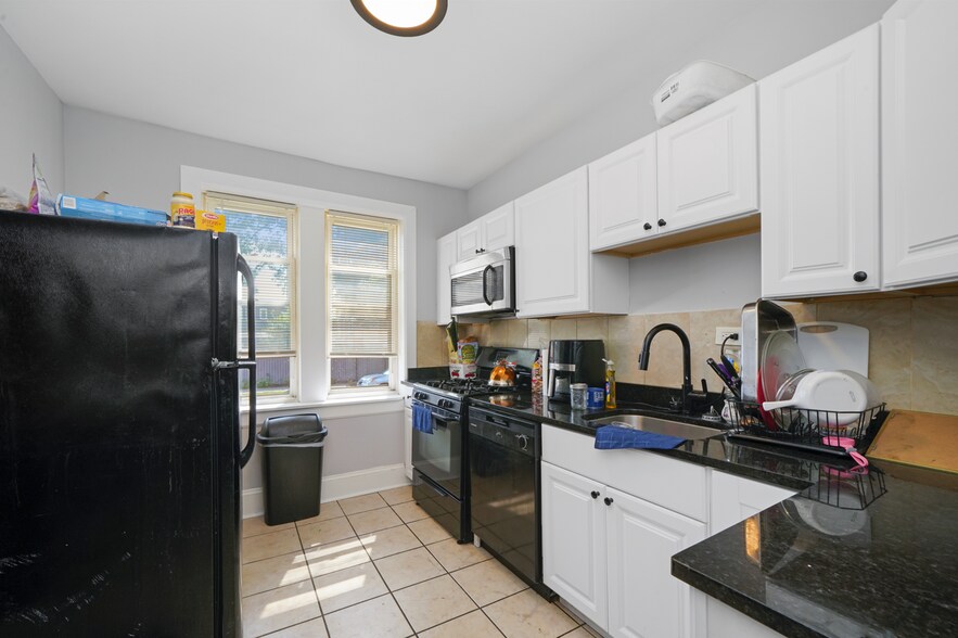 More Photos Of 4401-4407 W Iowa St, Chicago Apartments For Sale