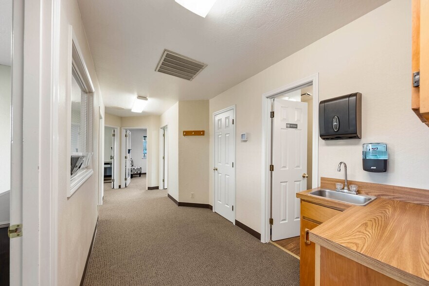 More Photos Of 735 SE 7th St, Grants Pass Office For Sale