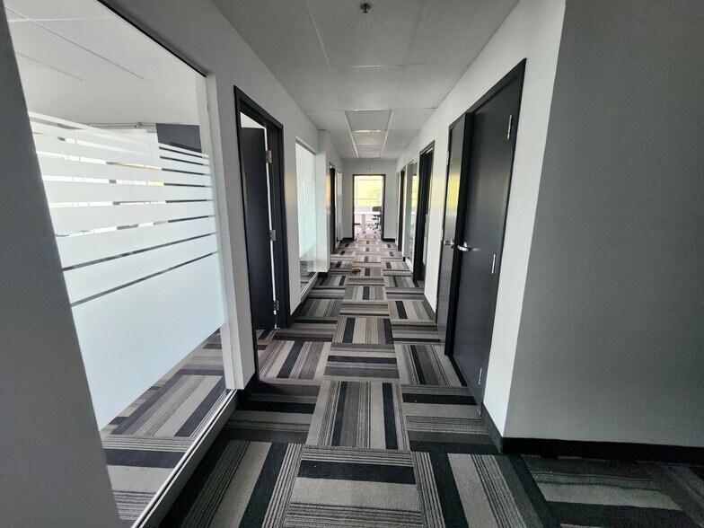 More Photos Of 2695 Av Dollard, Montréal Warehouse For Sale