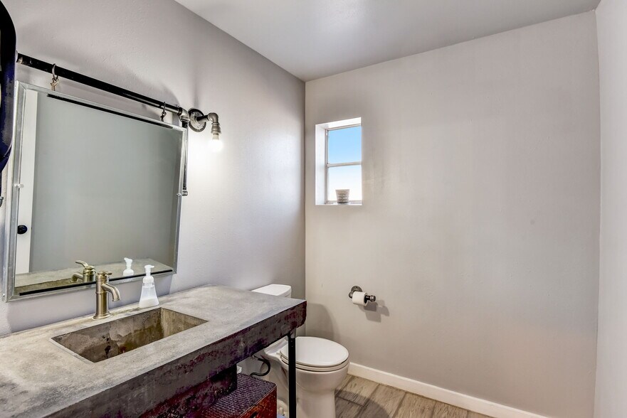 More Photos Of 4803 West Ave, San Antonio Showroom For Lease