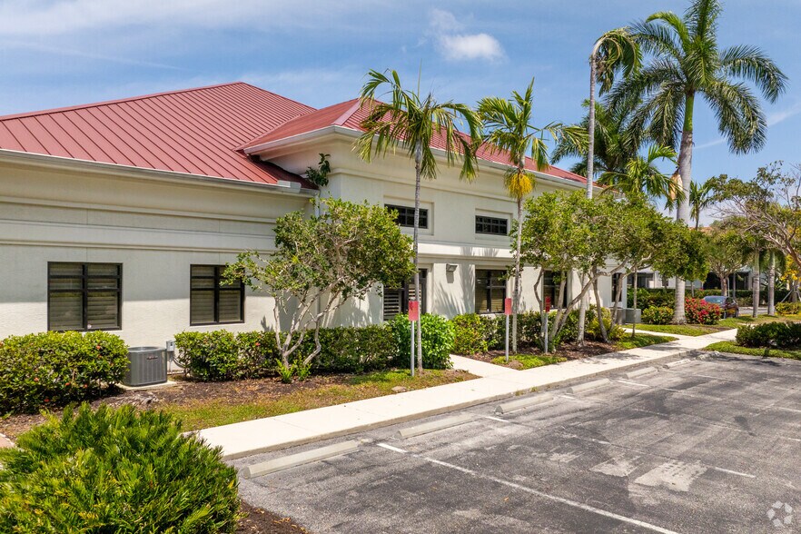 More Photos Of 9090 Park Royal Dr, Fort Myers Medical For Lease