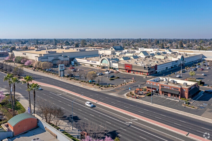 More Photos Of 2031 S Mooney Blvd, Visalia Unknown For Lease
