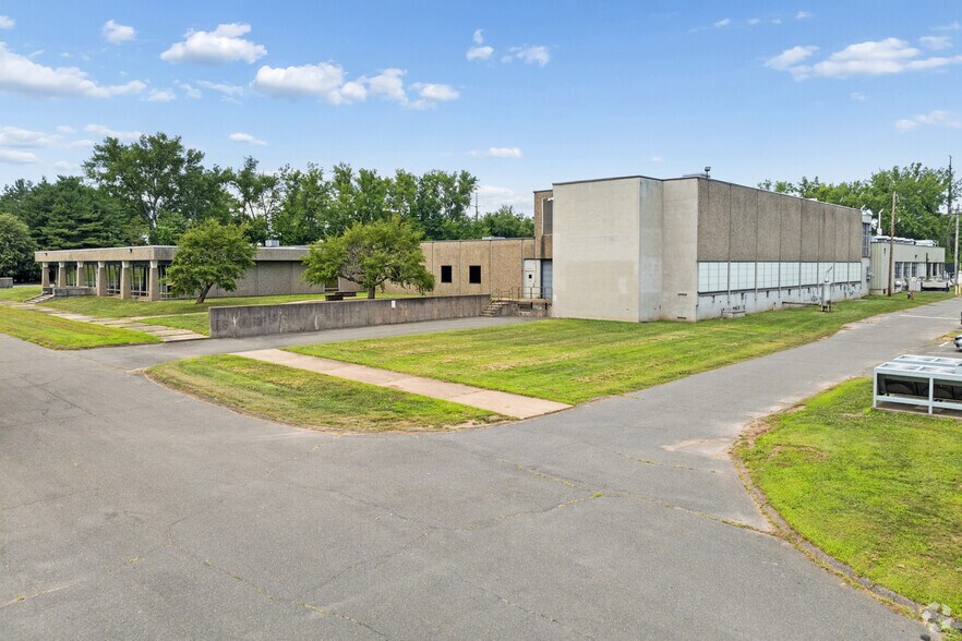 More Photos Of 92 Deerfield Rd, Windsor Unknown For Lease